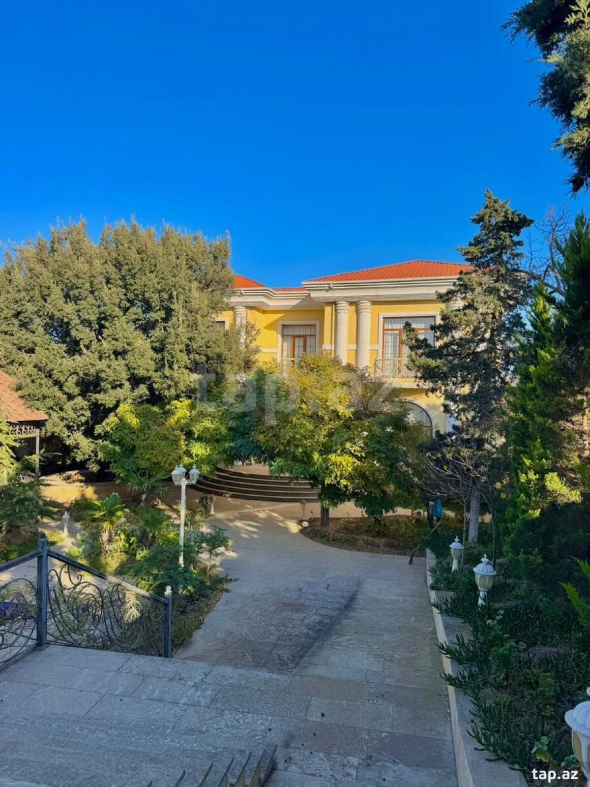 Satılır 6 otaqlı həyət evi