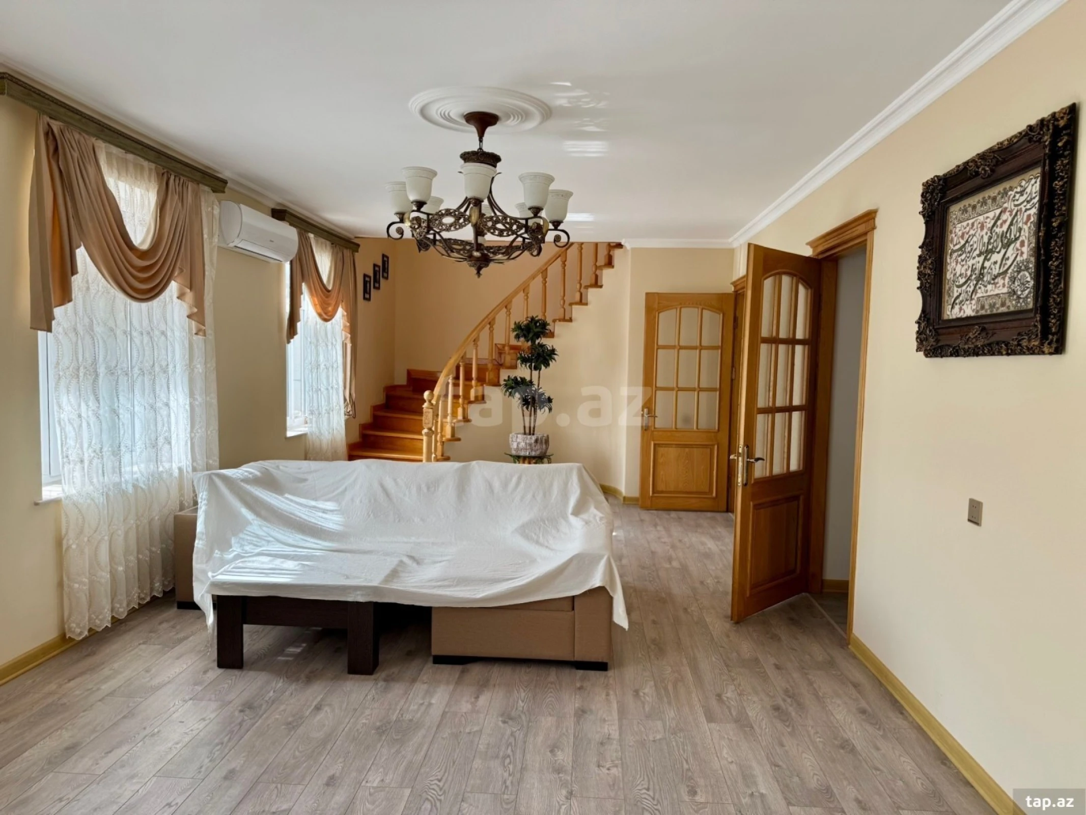 Satılır 6 otaqlı həyət evi