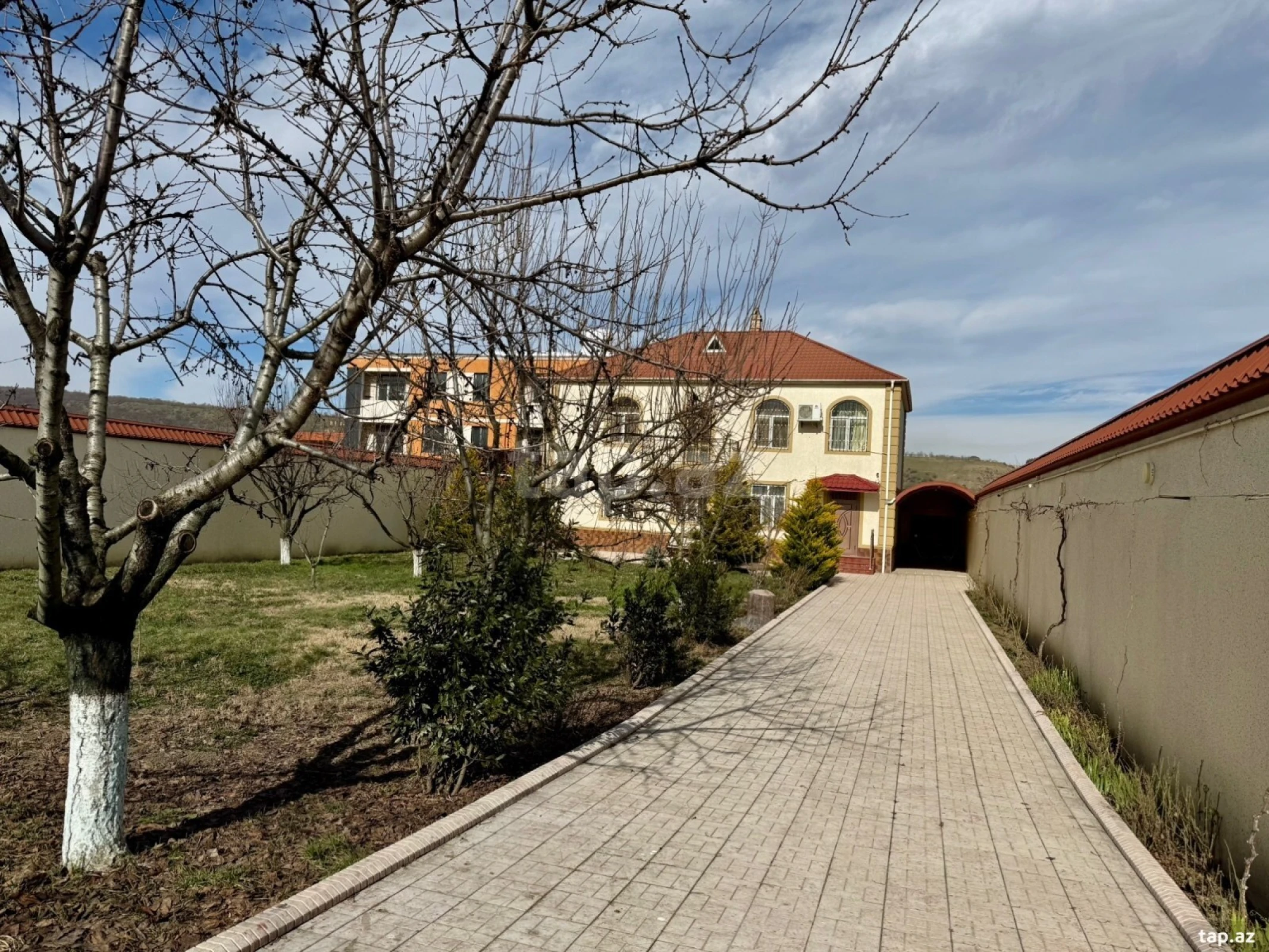 Satılır 6 otaqlı həyət evi