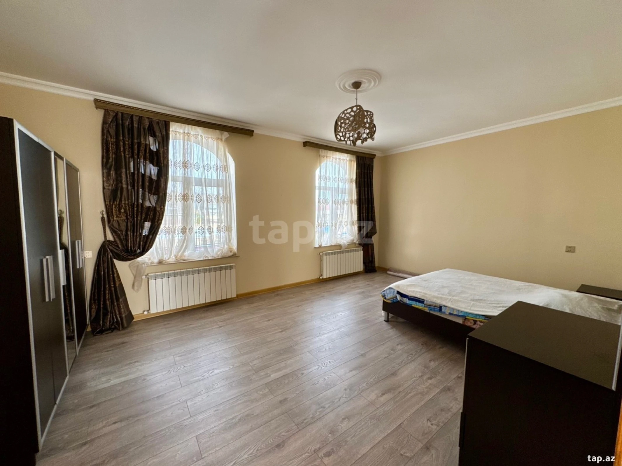 Satılır 6 otaqlı həyət evi