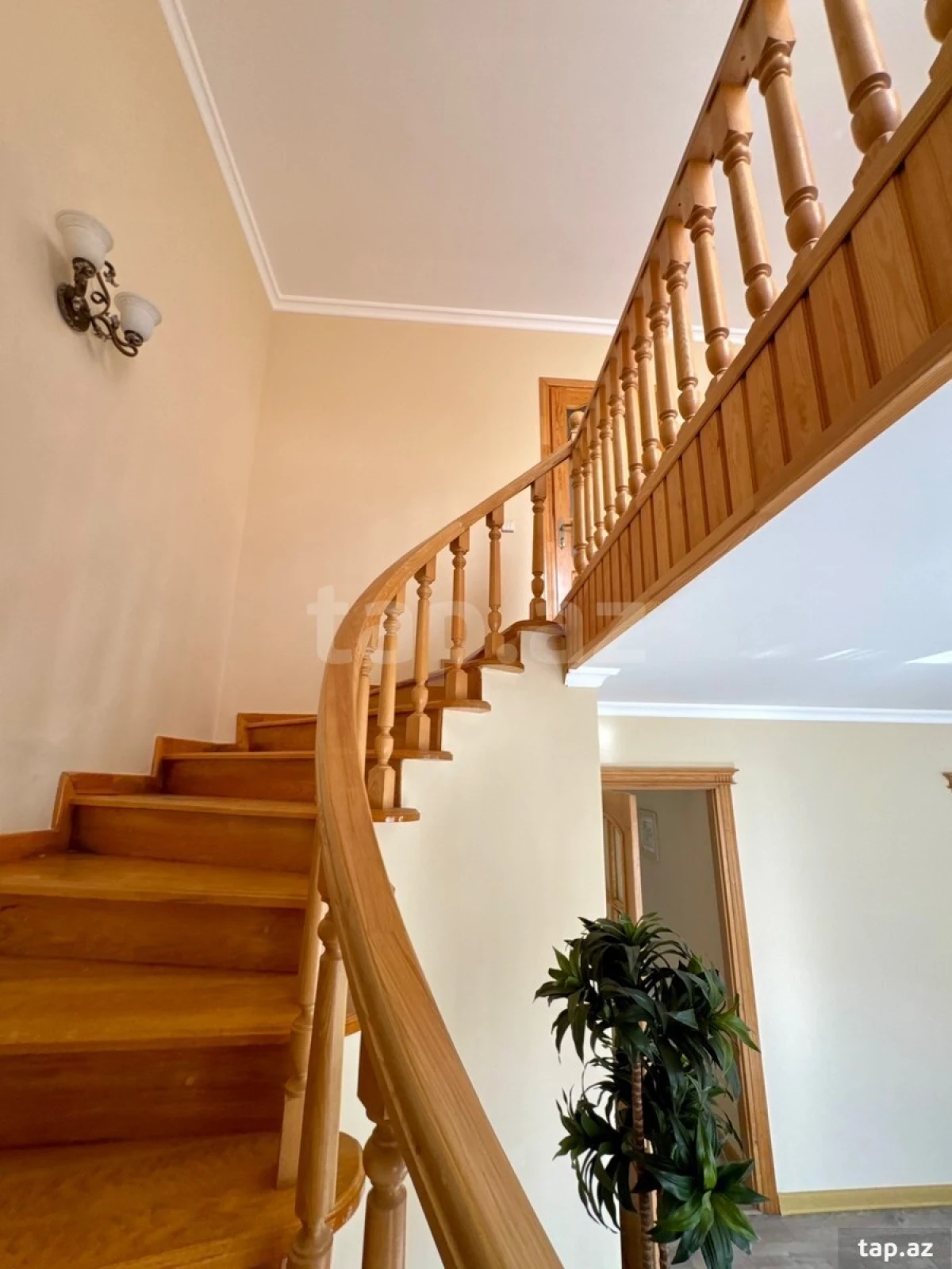 Satılır 6 otaqlı həyət evi