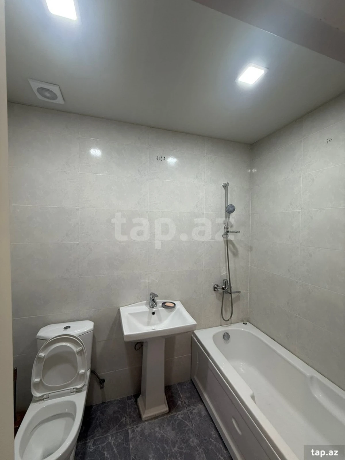 Kirayə verilir 3 otaqlı yeni tikili 80 m²