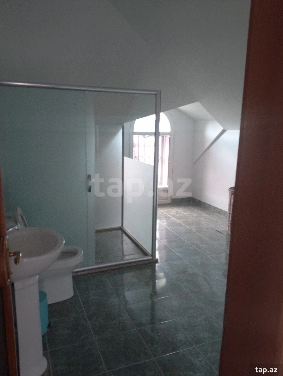 Kirayə verilir 6 otaqlı həyət evi