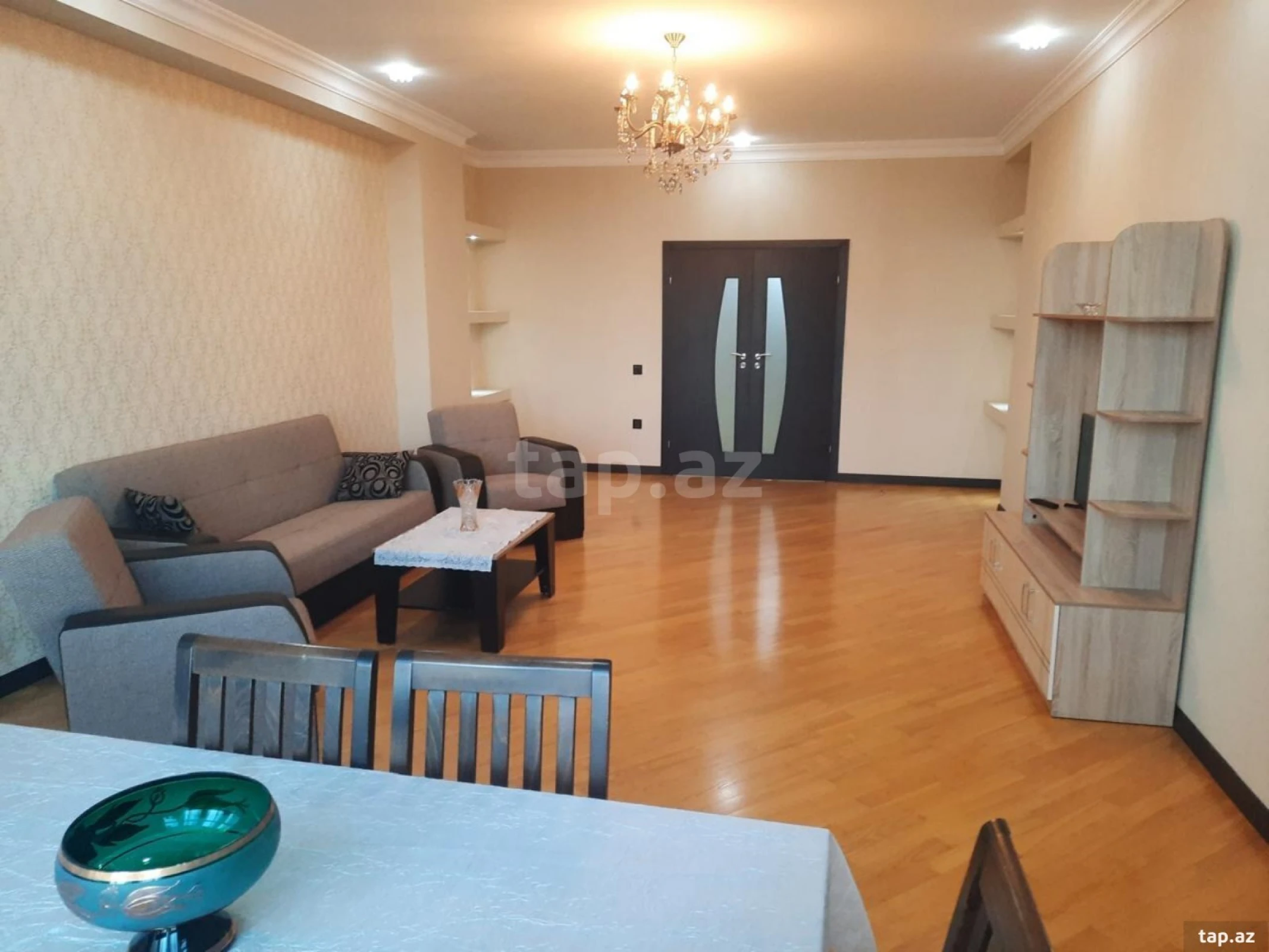 Kirayə verilir 3 otaqlı yeni tikili 150 m²