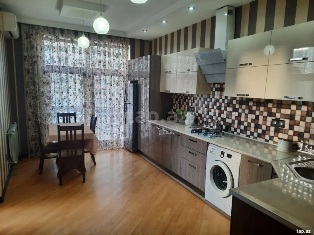 Kirayə verilir 3 otaqlı yeni tikili 150 m²