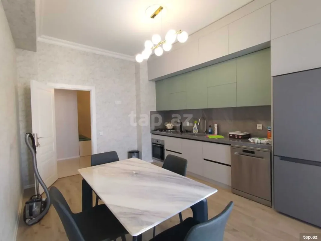 Kirayə verilir 3 otaqlı yeni tikili 130 m²