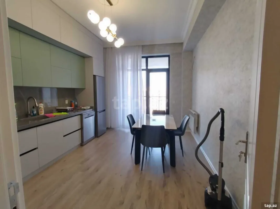 Kirayə verilir 3 otaqlı yeni tikili 130 m²
