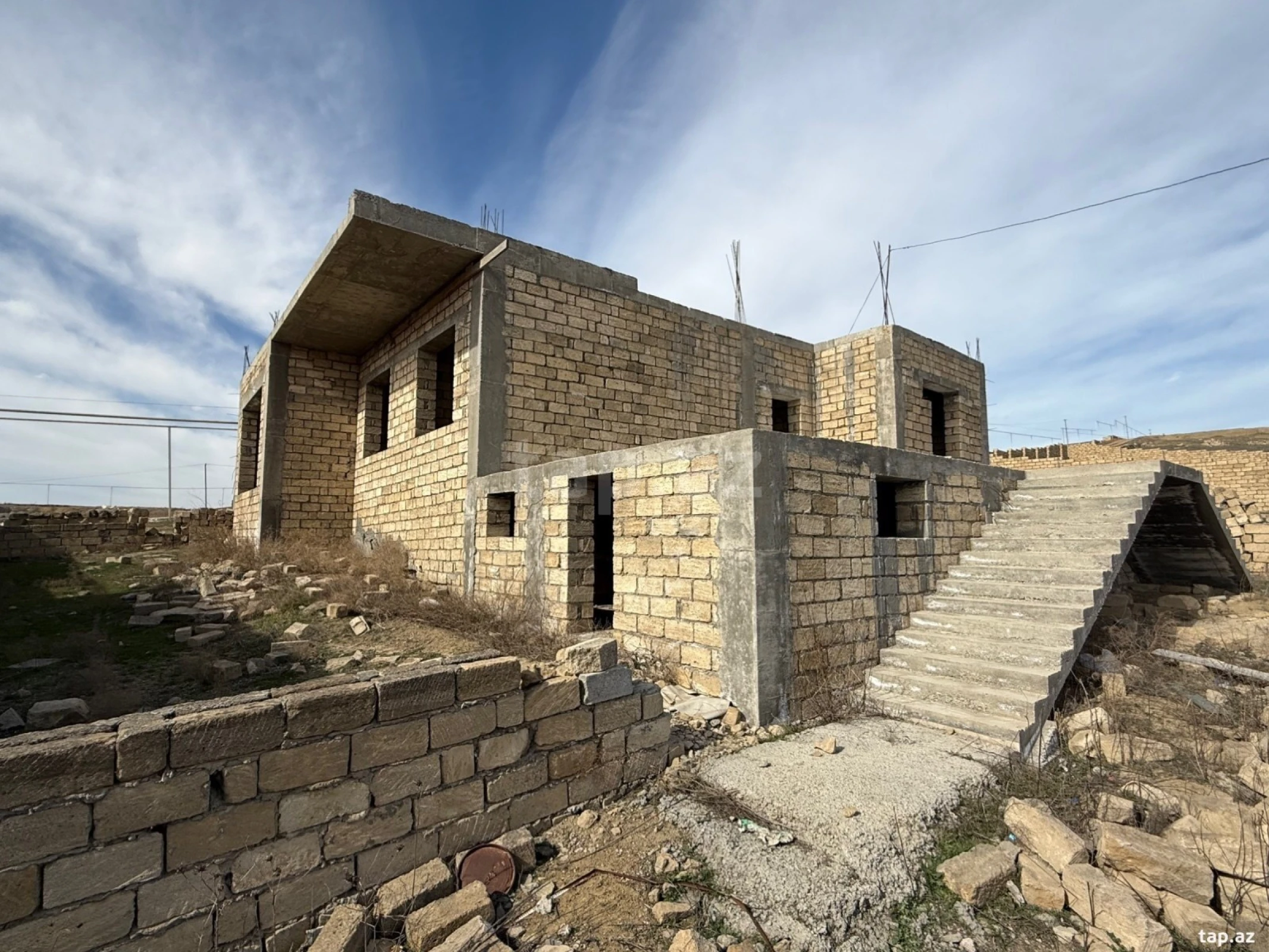 Satılır 6 otaqlı həyət evi