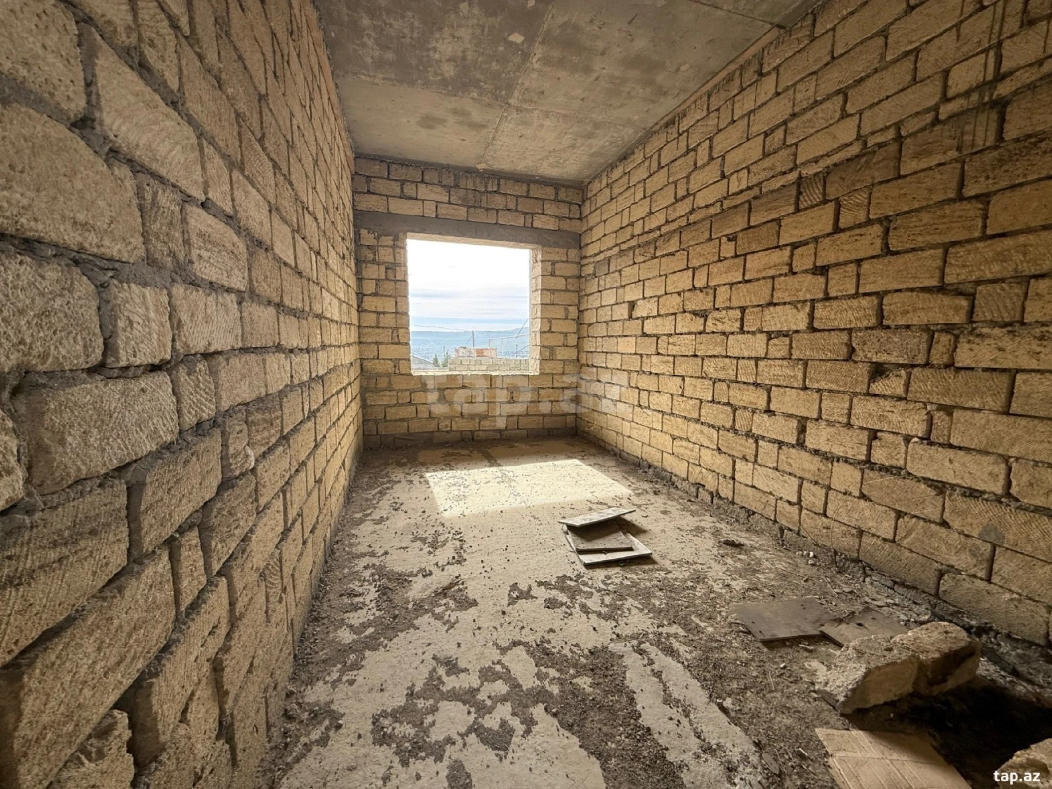 Satılır 6 otaqlı həyət evi