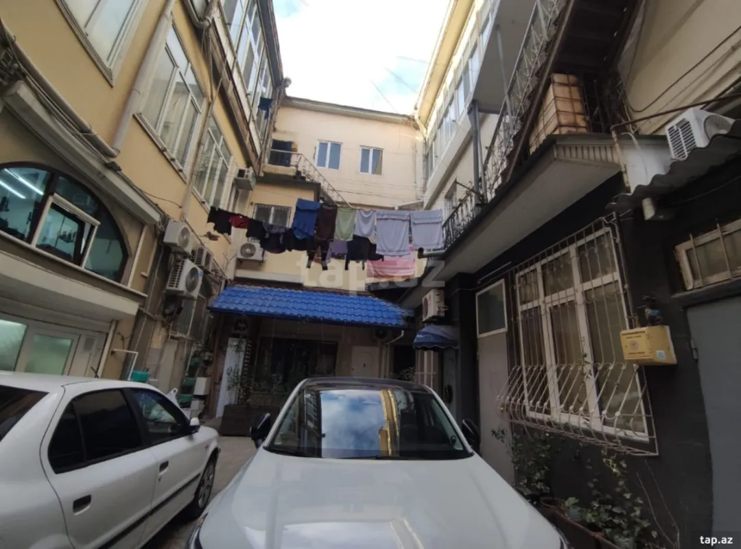 Satılır 4 otaqlı mənzil 180 m²