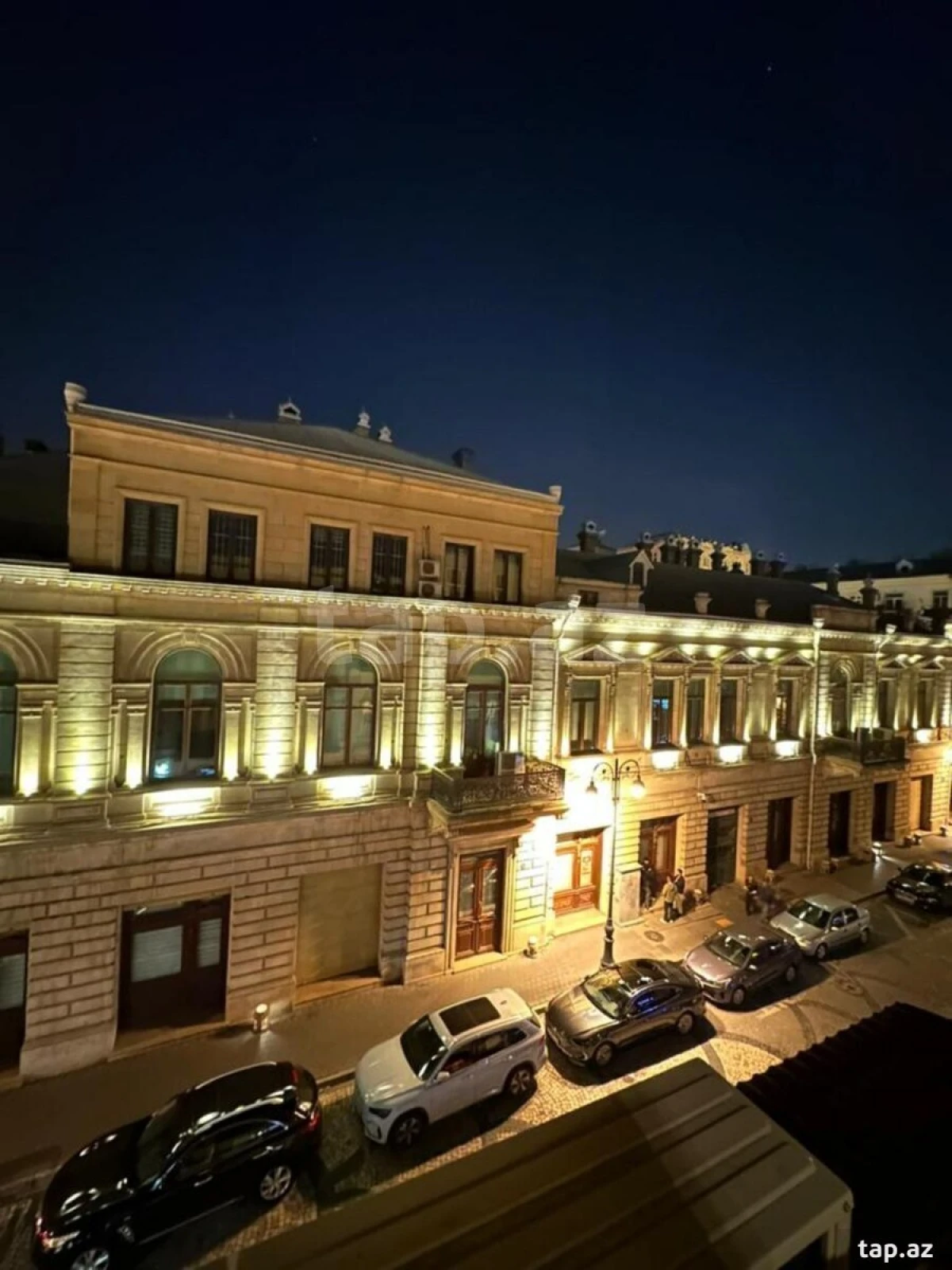 Satılır 4 otaqlı mənzil 180 m²