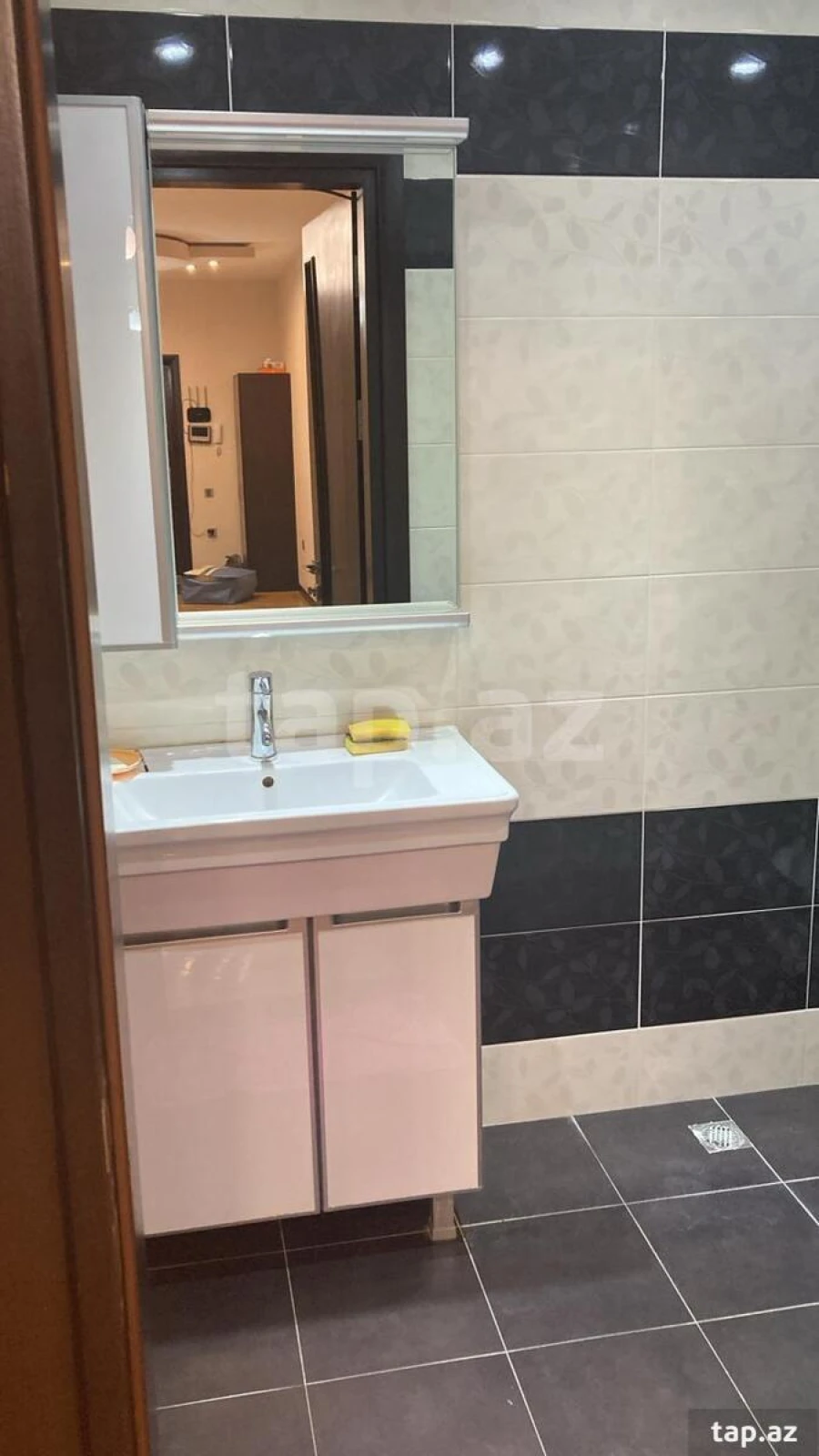 Kirayə verilir 3 otaqlı yeni tikili 134 m²