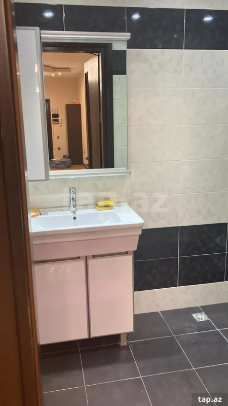 Kirayə verilir 3 otaqlı yeni tikili 134 m²