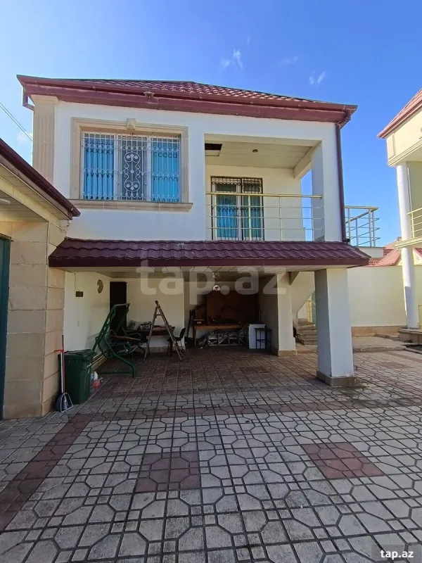 Satılır 8 otaqlı həyət evi