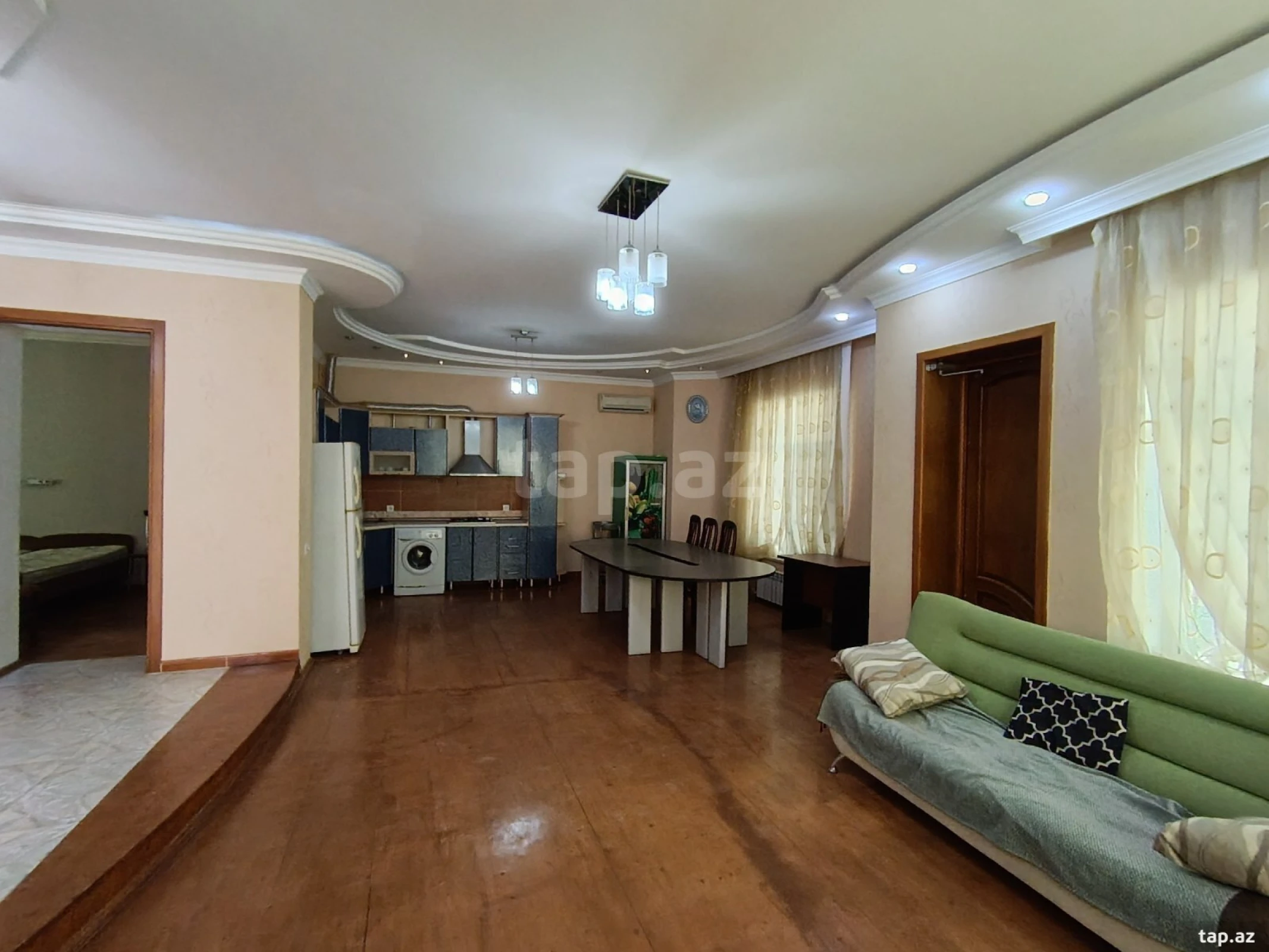 Satılır 8 otaqlı həyət evi