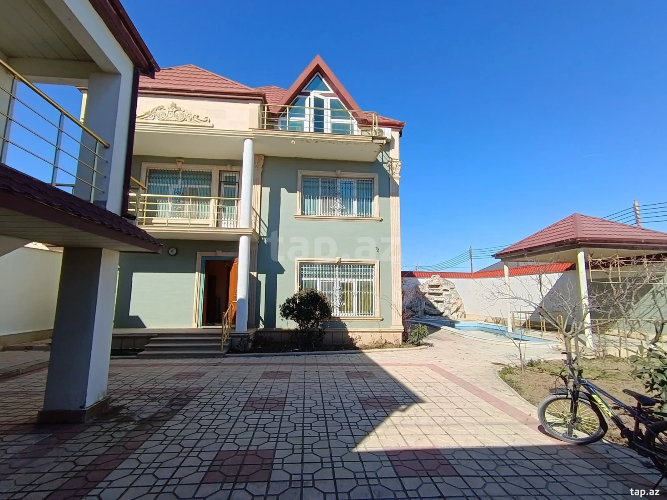 Satılır 8 otaqlı həyət evi