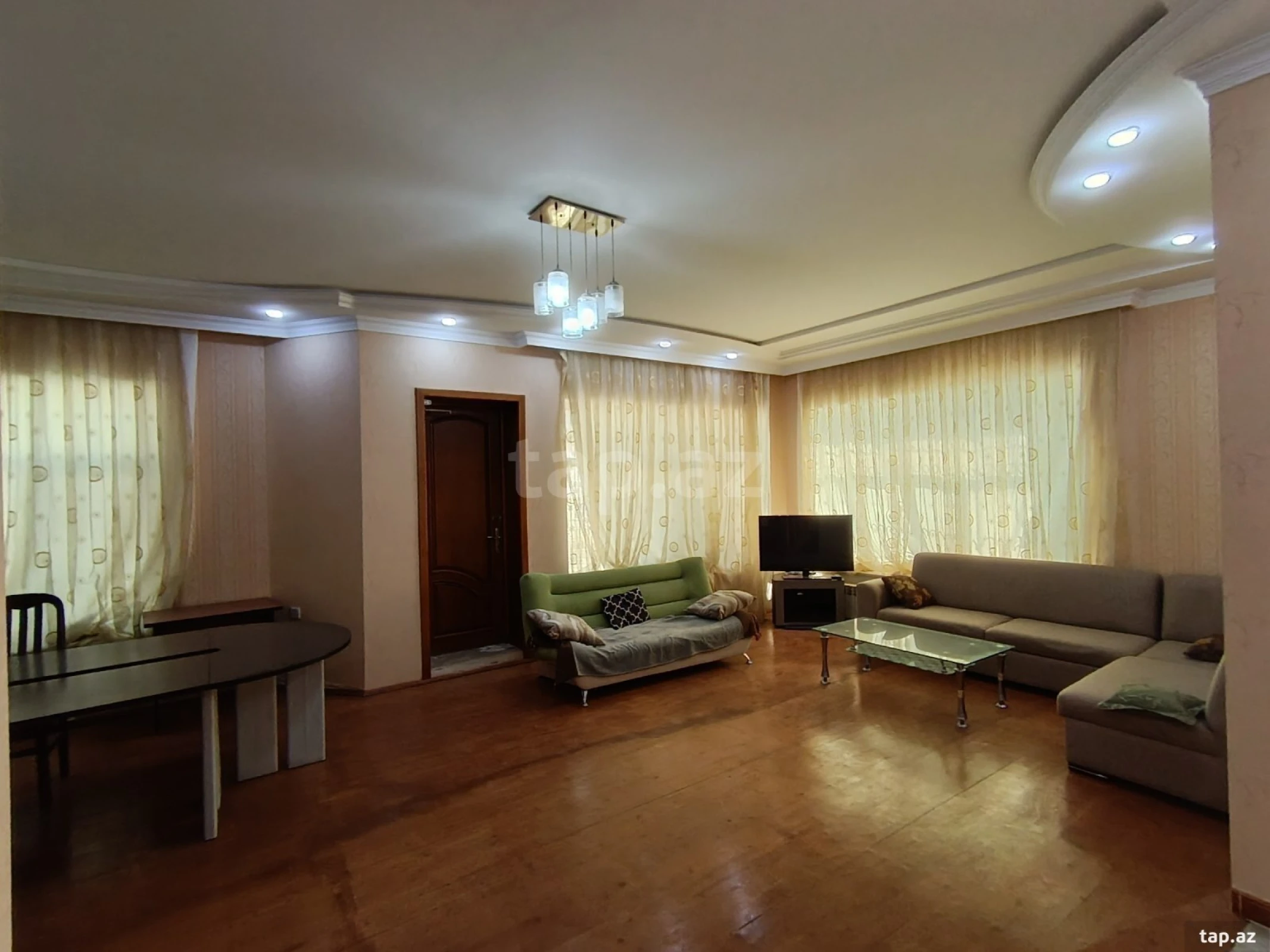 Satılır 8 otaqlı həyət evi