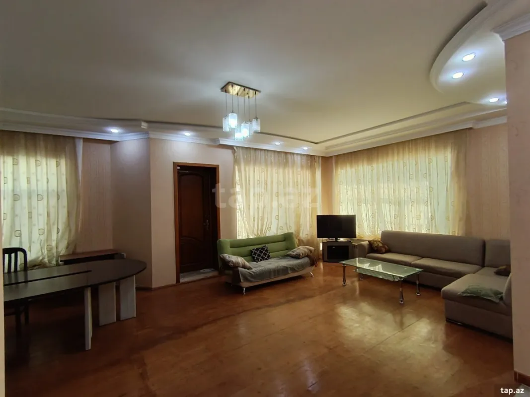 Satılır 8 otaqlı həyət evi