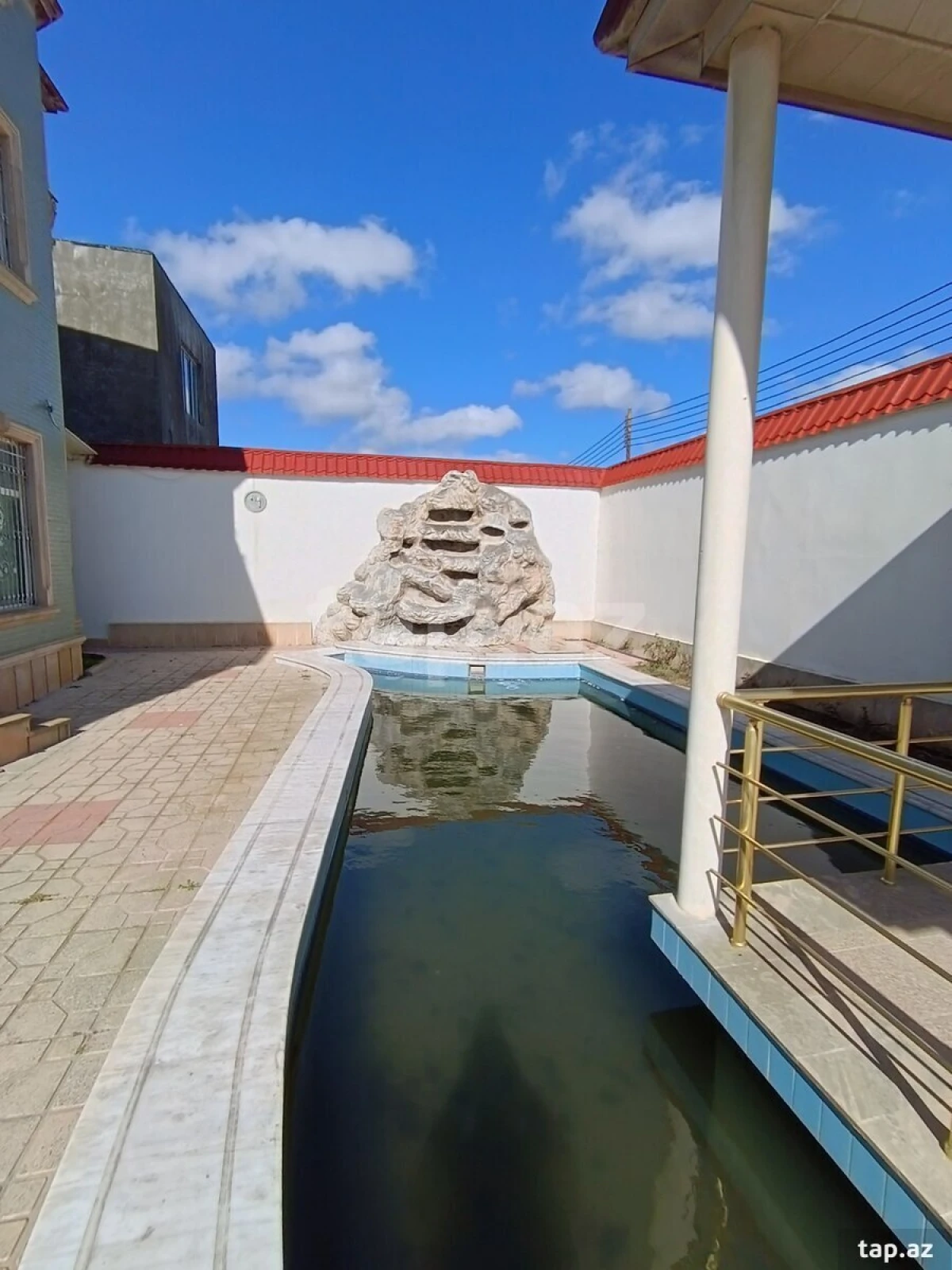 Satılır 8 otaqlı həyət evi