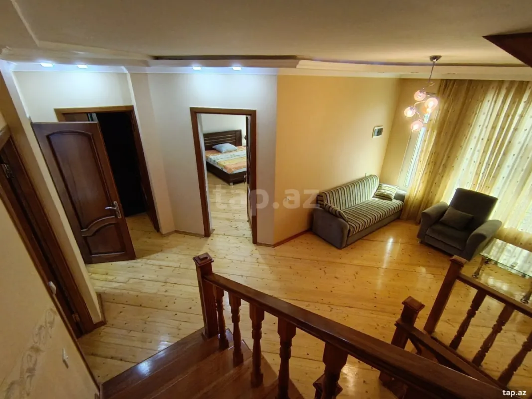 Satılır 8 otaqlı həyət evi