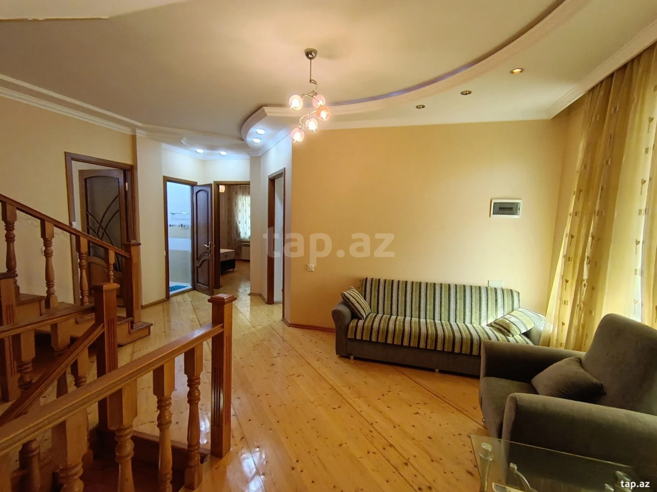 Satılır 8 otaqlı həyət evi