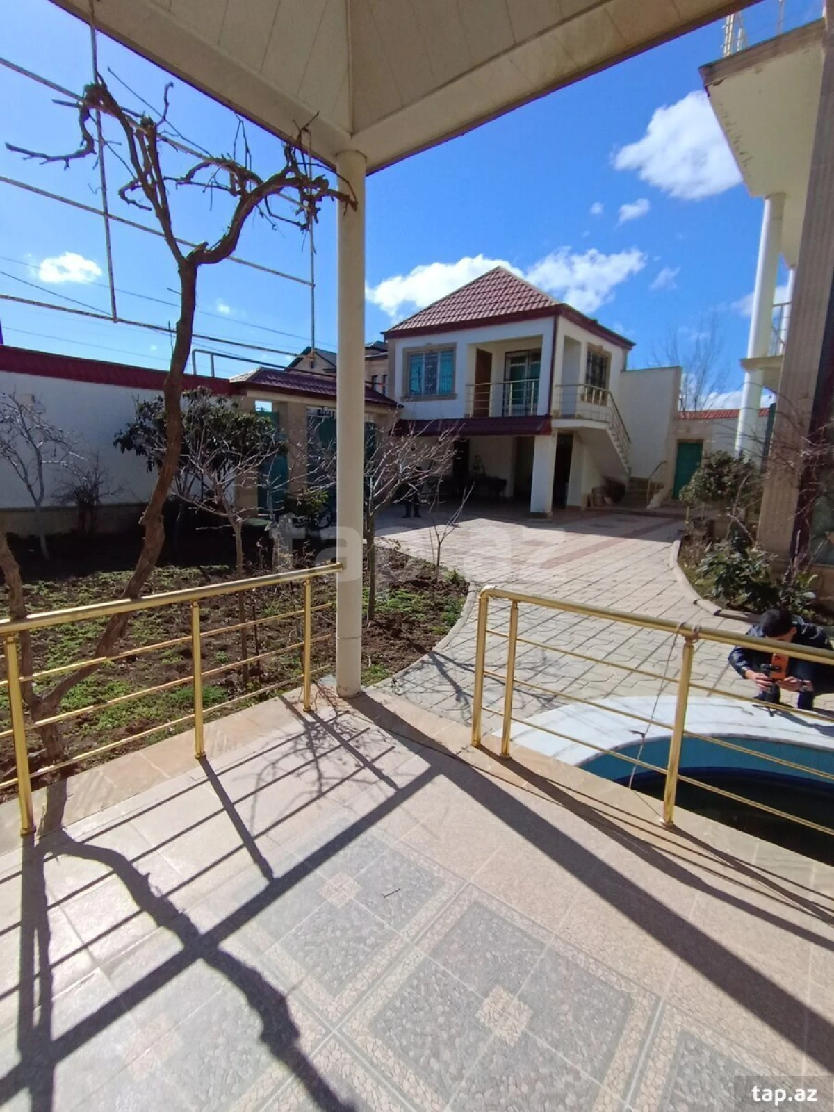 Satılır 8 otaqlı həyət evi