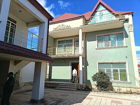 Satılır 8 otaqlı həyət evi