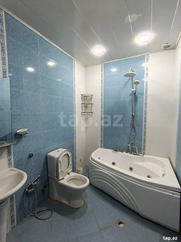 Satılır 8 otaqlı həyət evi