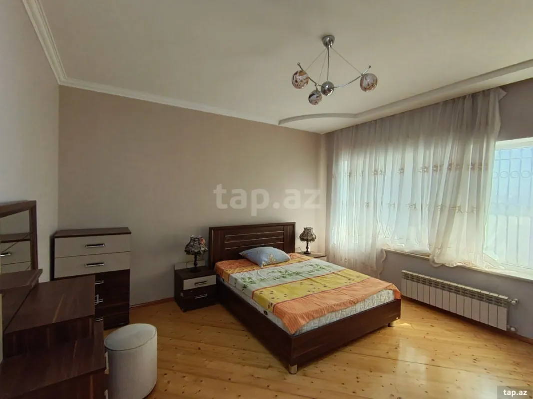 Satılır 8 otaqlı həyət evi