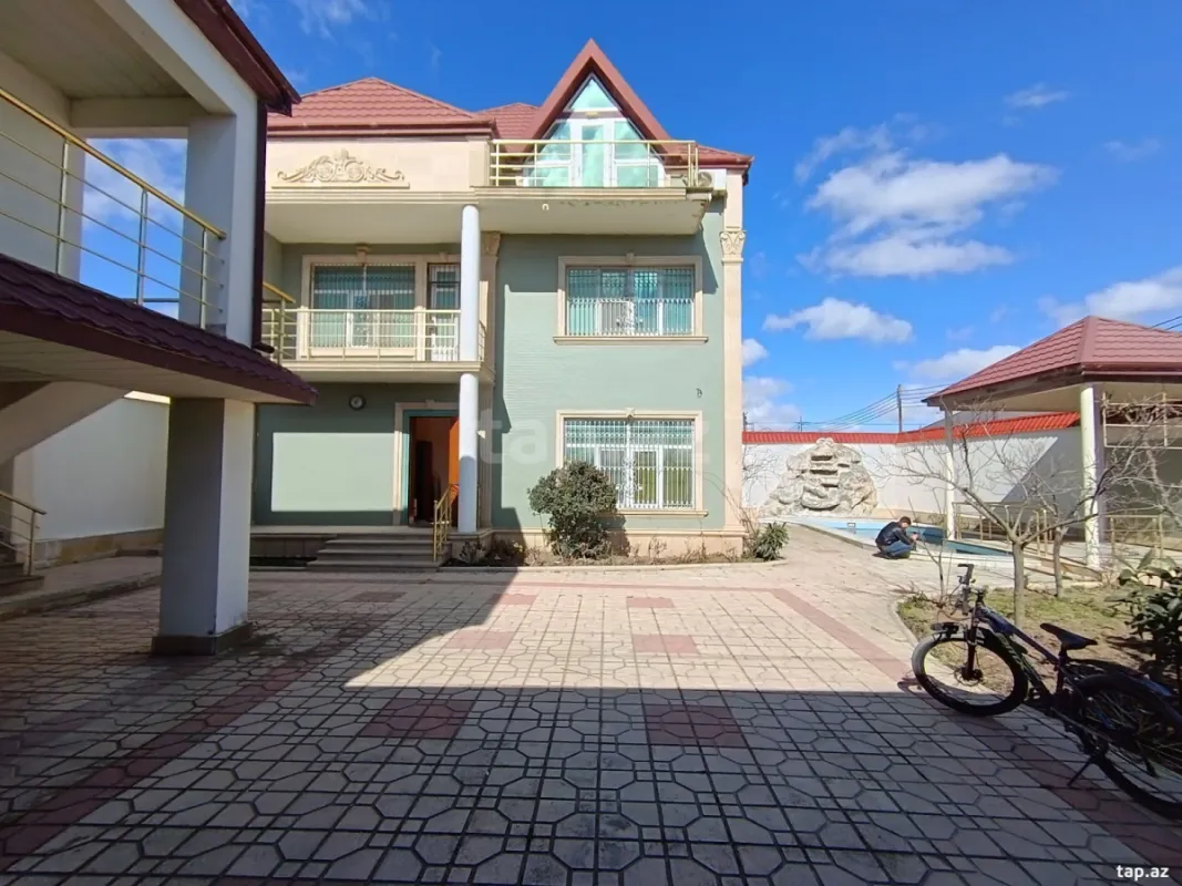 Satılır 8 otaqlı həyət evi