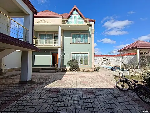 Satılır 8 otaqlı həyət evi