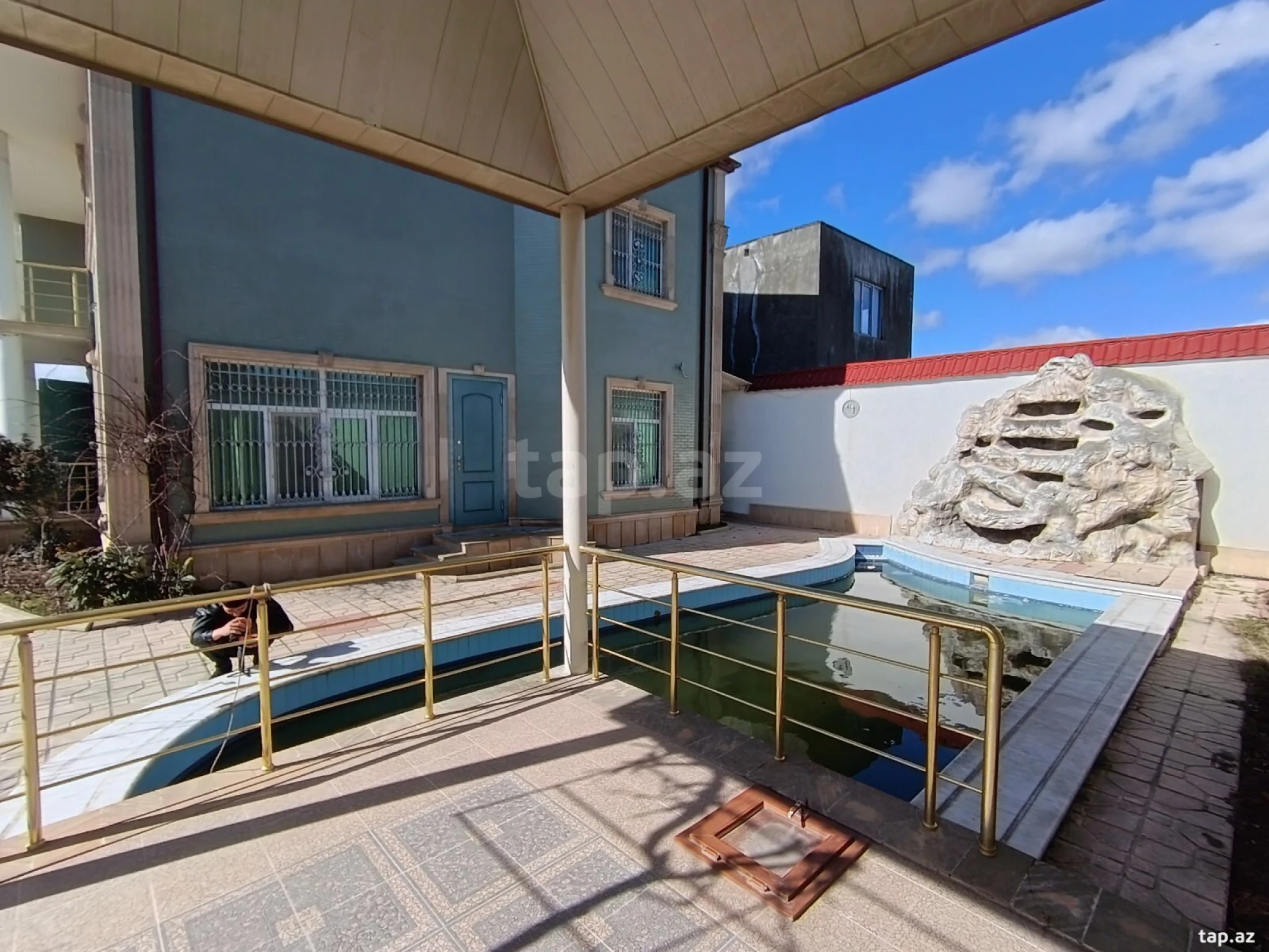 Satılır 8 otaqlı həyət evi