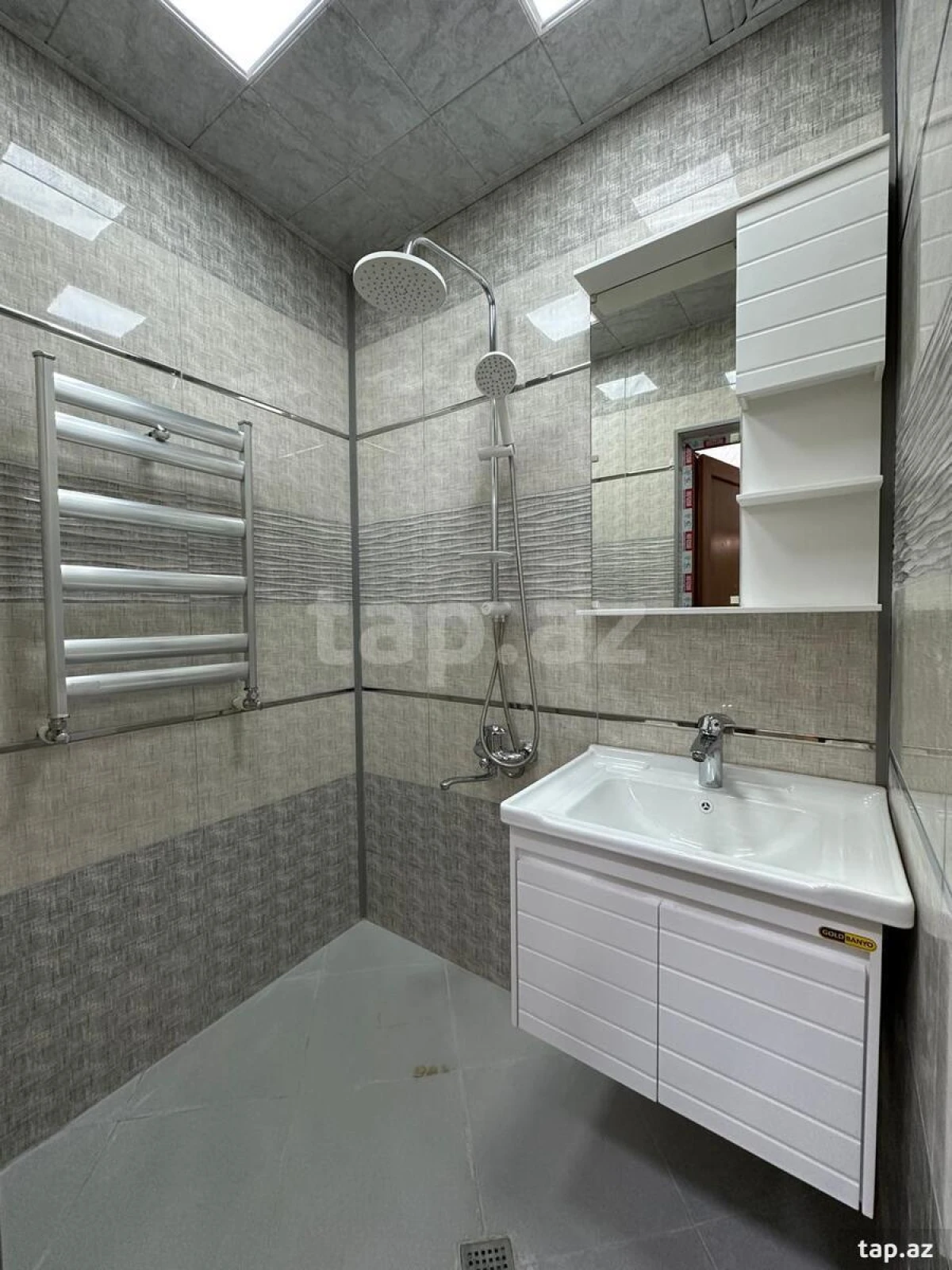 Satılır 4 otaqlı mənzil 102 m²