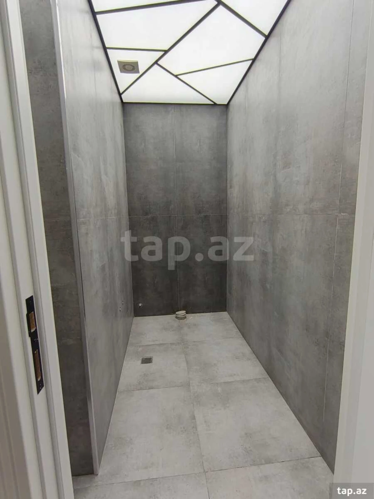 Satılır 3 otaqlı yeni tikili 135 m²
