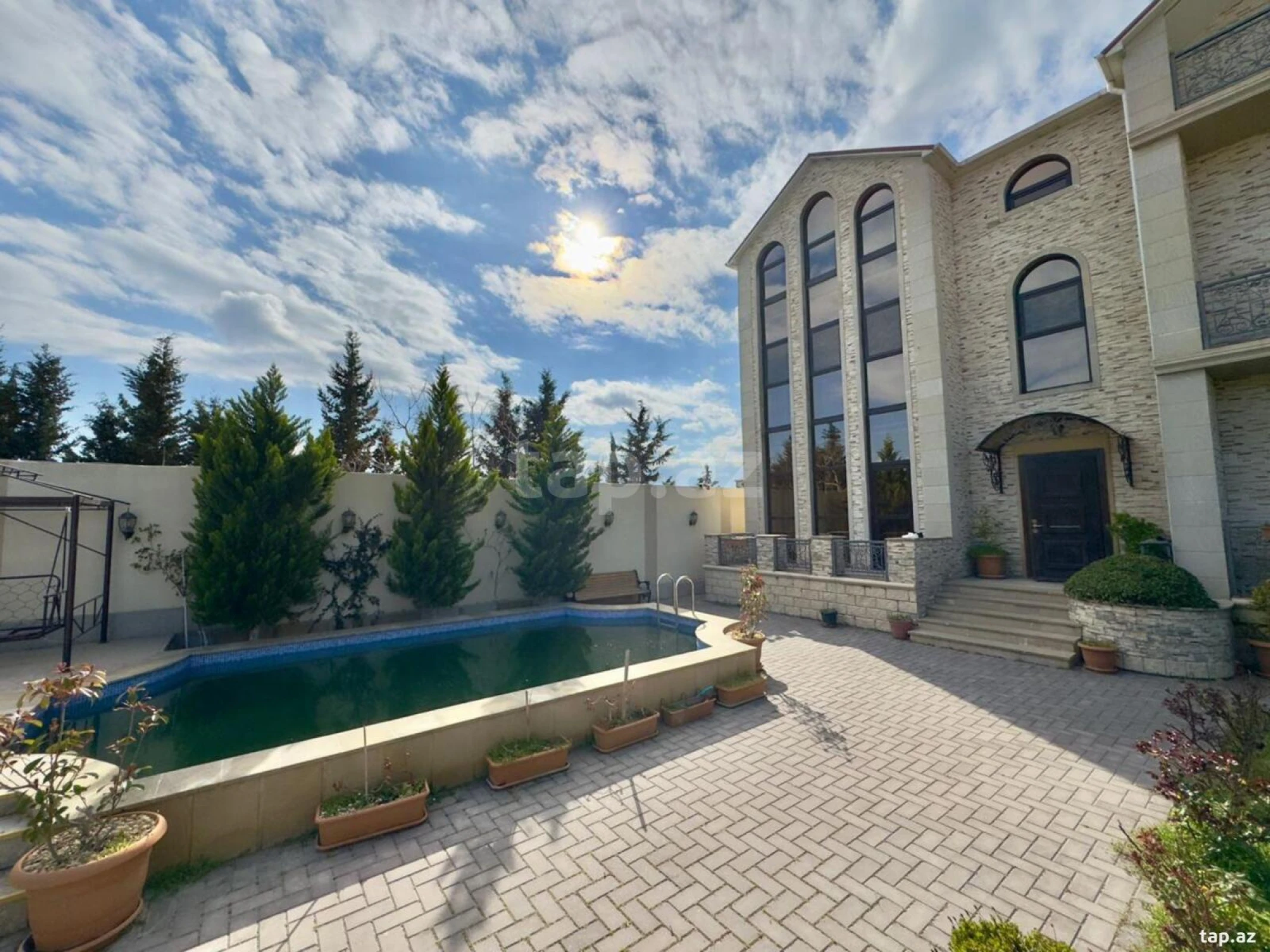 Satılır 5 otaqlı həyət evi