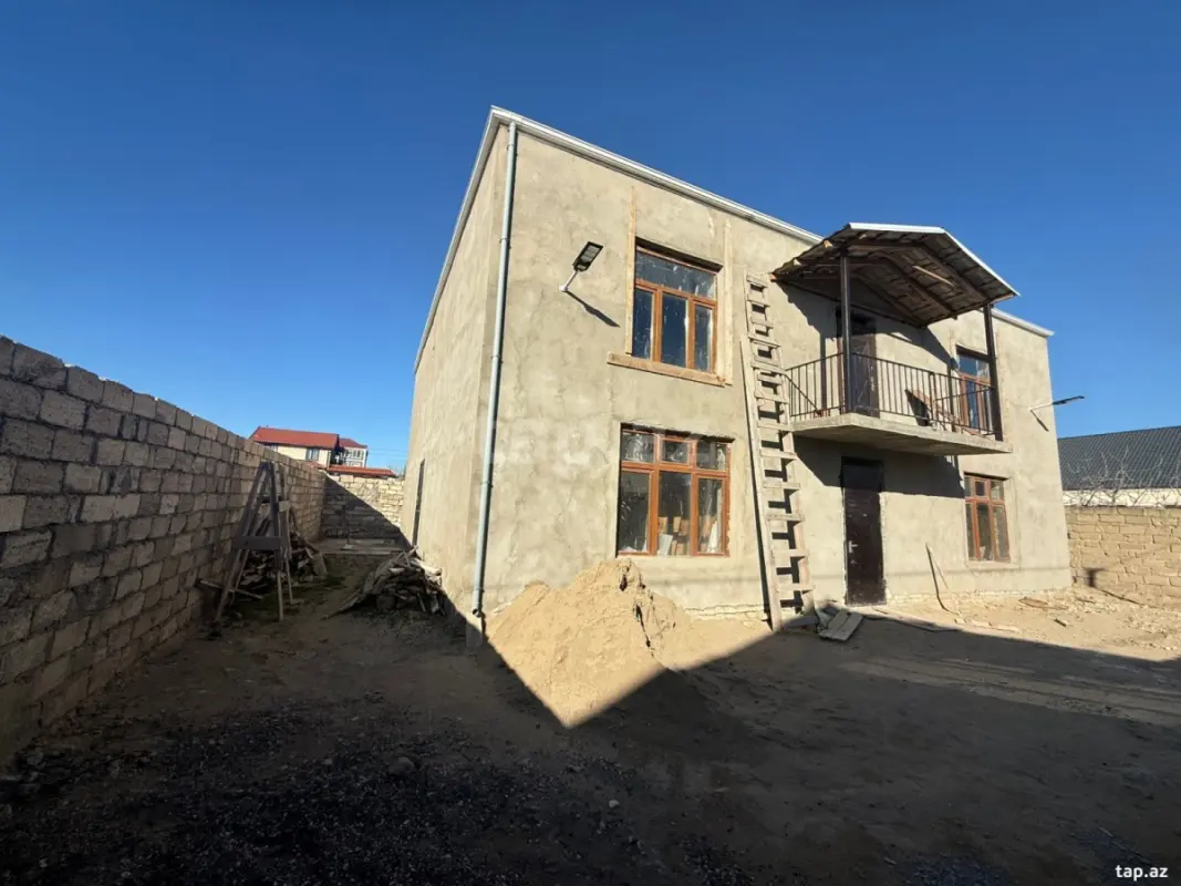 Satılır 9 otaqlı həyət evi 300 m²