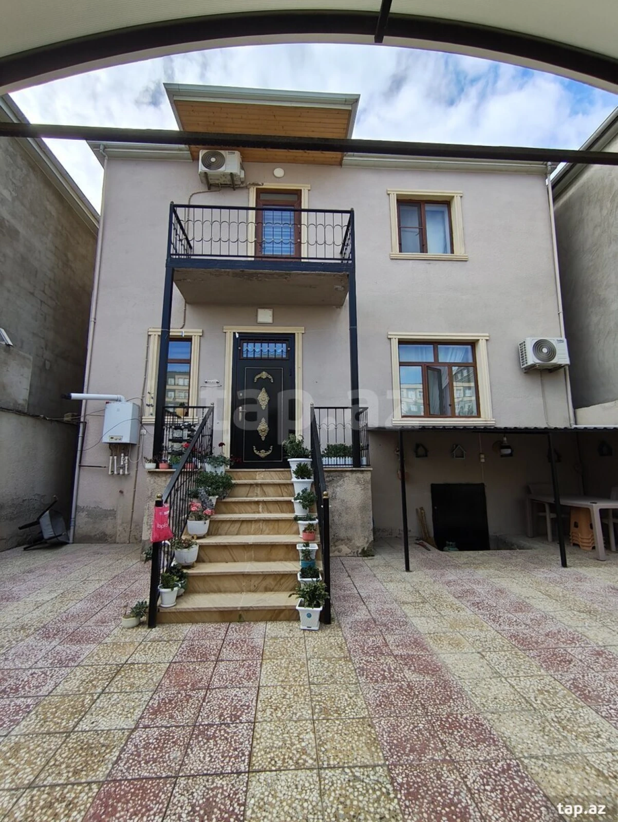 Satılır 4 otaqlı həyət evi