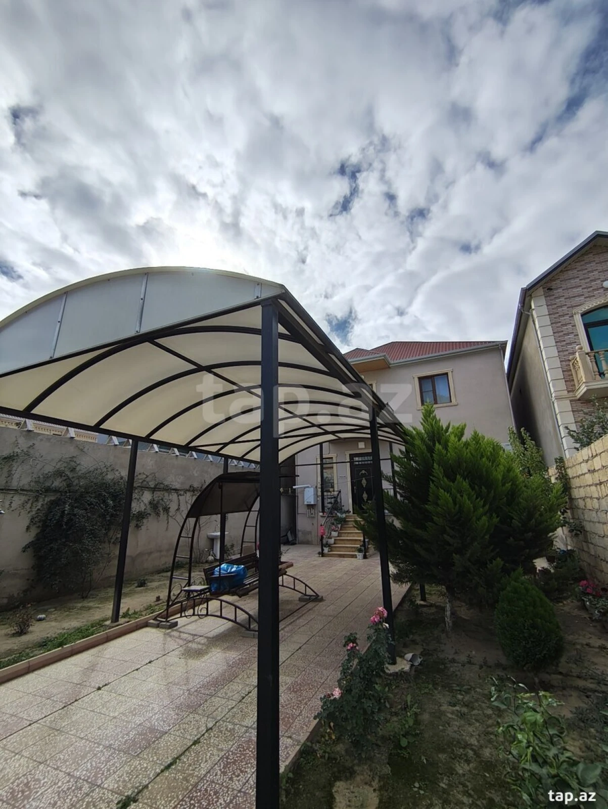 Satılır 4 otaqlı həyət evi