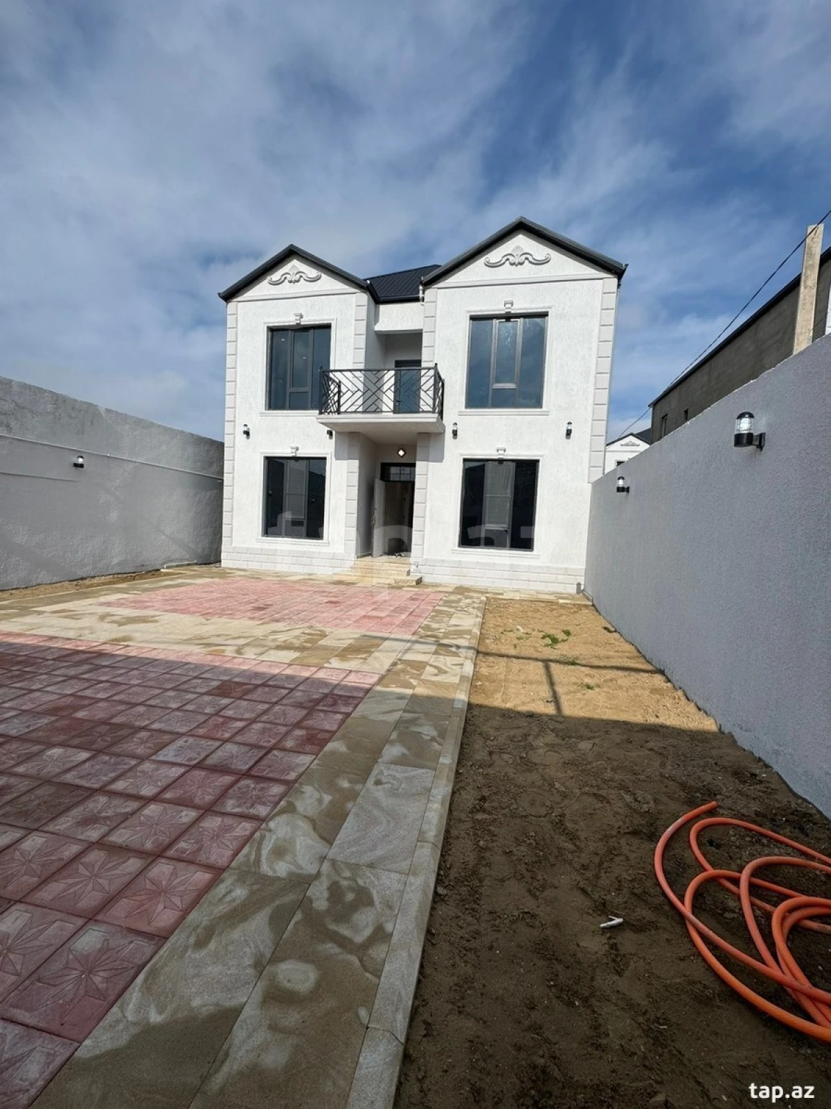 Satılır 5 otaqlı həyət evi