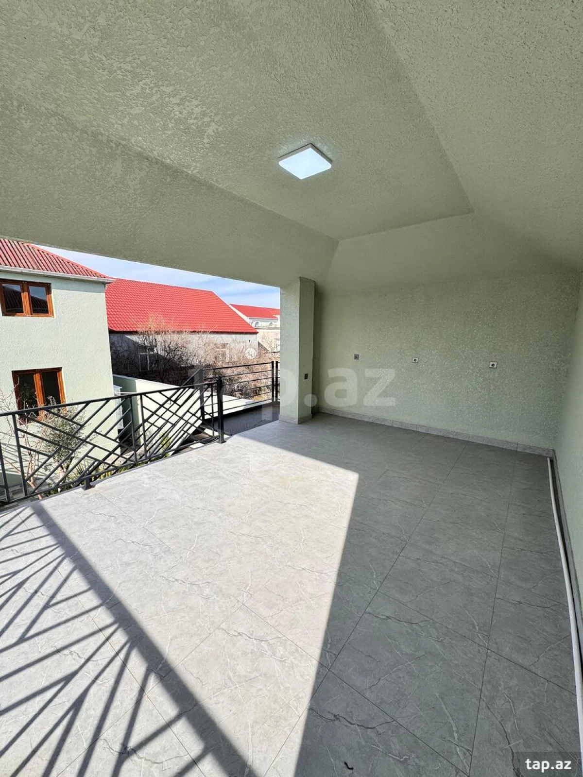 Satılır 6 otaqlı həyət evi