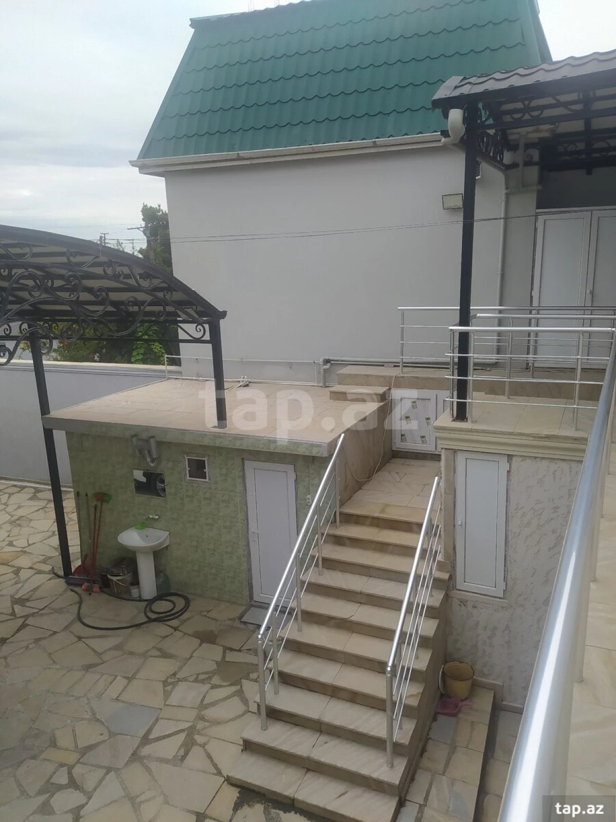 Satılır 6 otaqlı həyət evi 180 m²