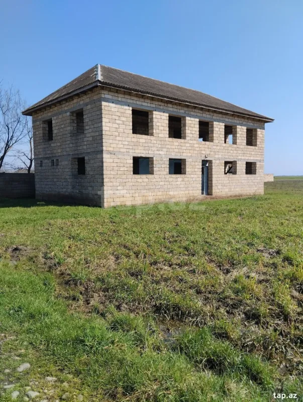 Satılır 20 otaqlı həyət evi