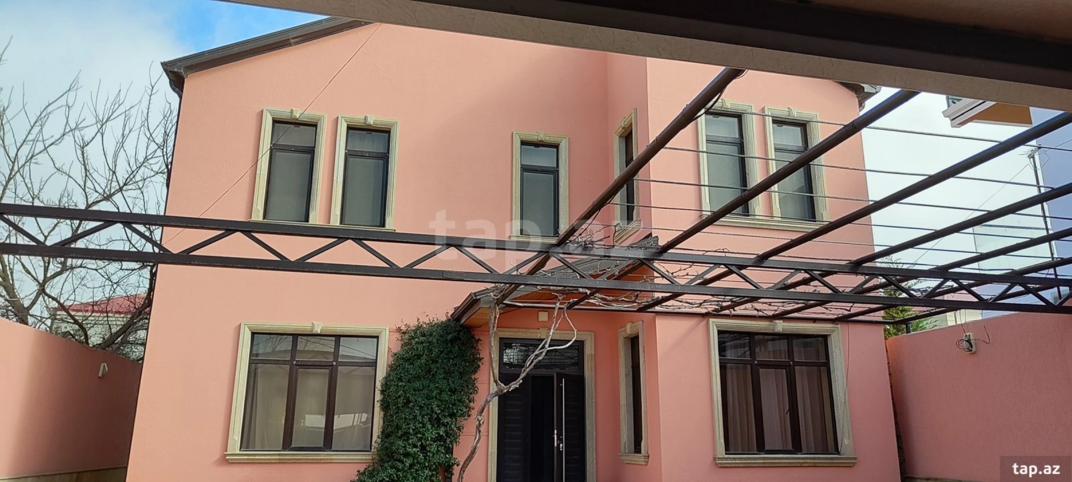 Satılır 6 otaqlı həyət evi