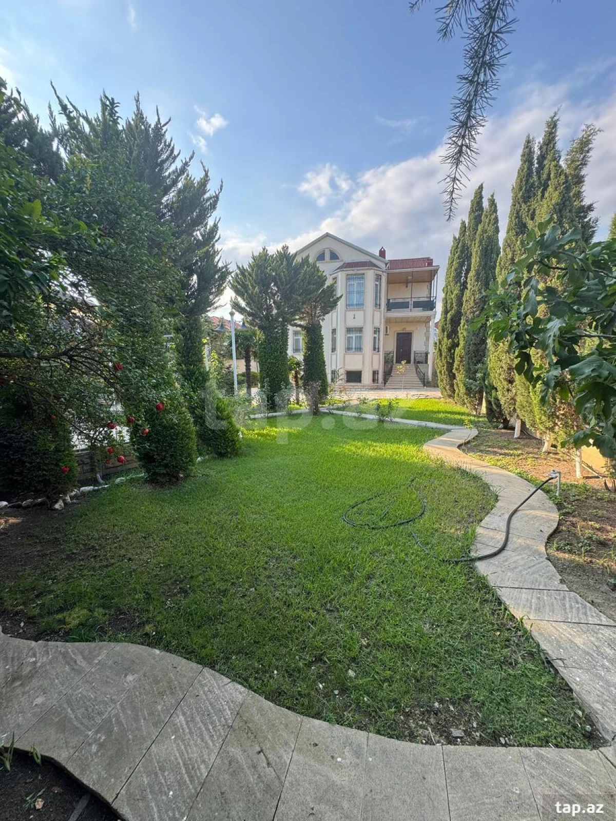 Satılır 5 otaqlı həyət evi