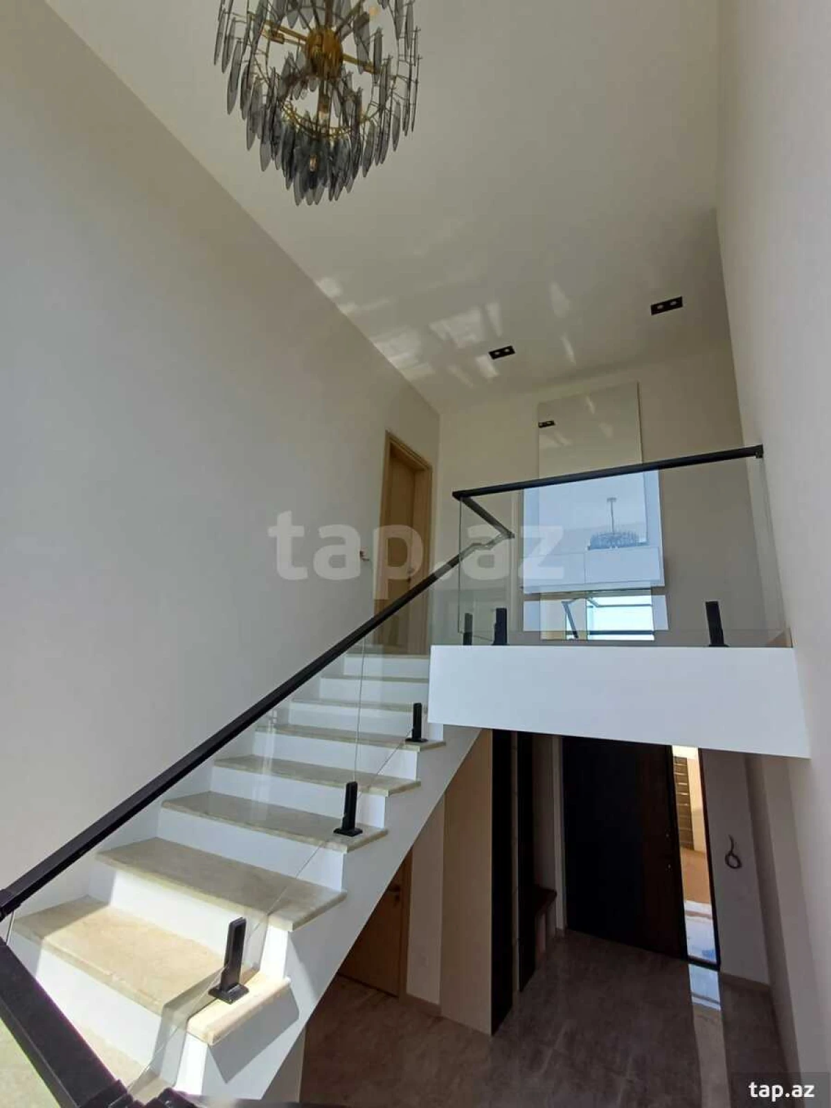 Satılır 6 otaqlı həyət evi