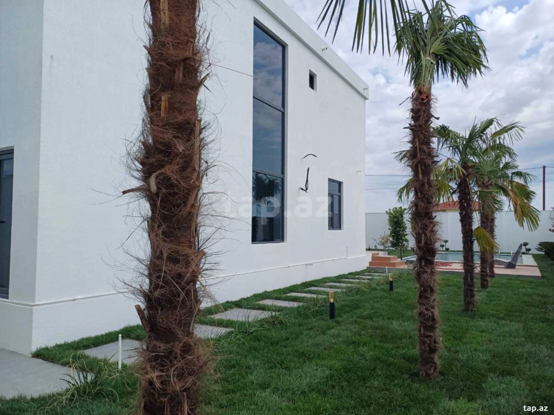 Satılır 6 otaqlı həyət evi