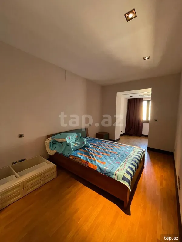Satılır 7 otaqlı mənzil 368 m²