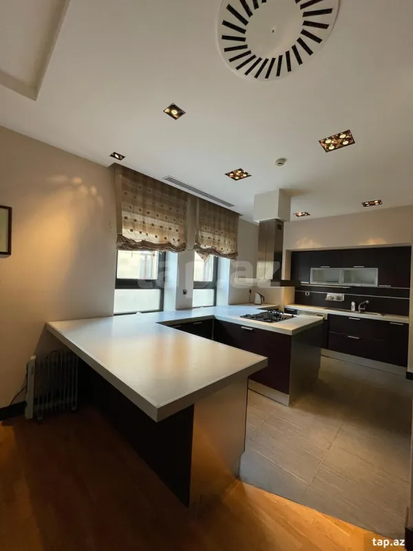 Satılır 7 otaqlı mənzil 368 m²