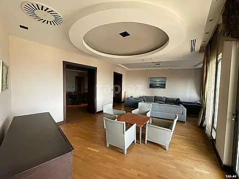 Satılır 7 otaqlı mənzil 368 m²