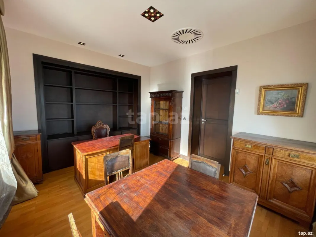 Satılır 7 otaqlı mənzil 368 m²